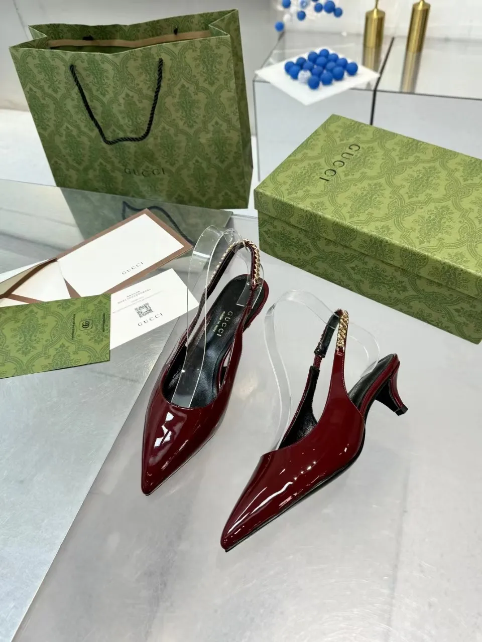 👟👟Ex-factory price 440👟👟 (genuine leather sole +40) Gucci Signoria pumps are named after the central square of Florence, recreating the classic and elegant style of the birthplace of the brand. Combining shiny patent leather with a pointed toe, these shoes are embellished with Gucci's signature chain, adding a stylish edge to your new season wardrobe. Upper: Made of first-layer imported patent cowhide/sheepskin lining. Outsole: rubber non-slip outsole/genuine leather outsole. Size: 35-42 (34/41 42 customized, non-refundable)